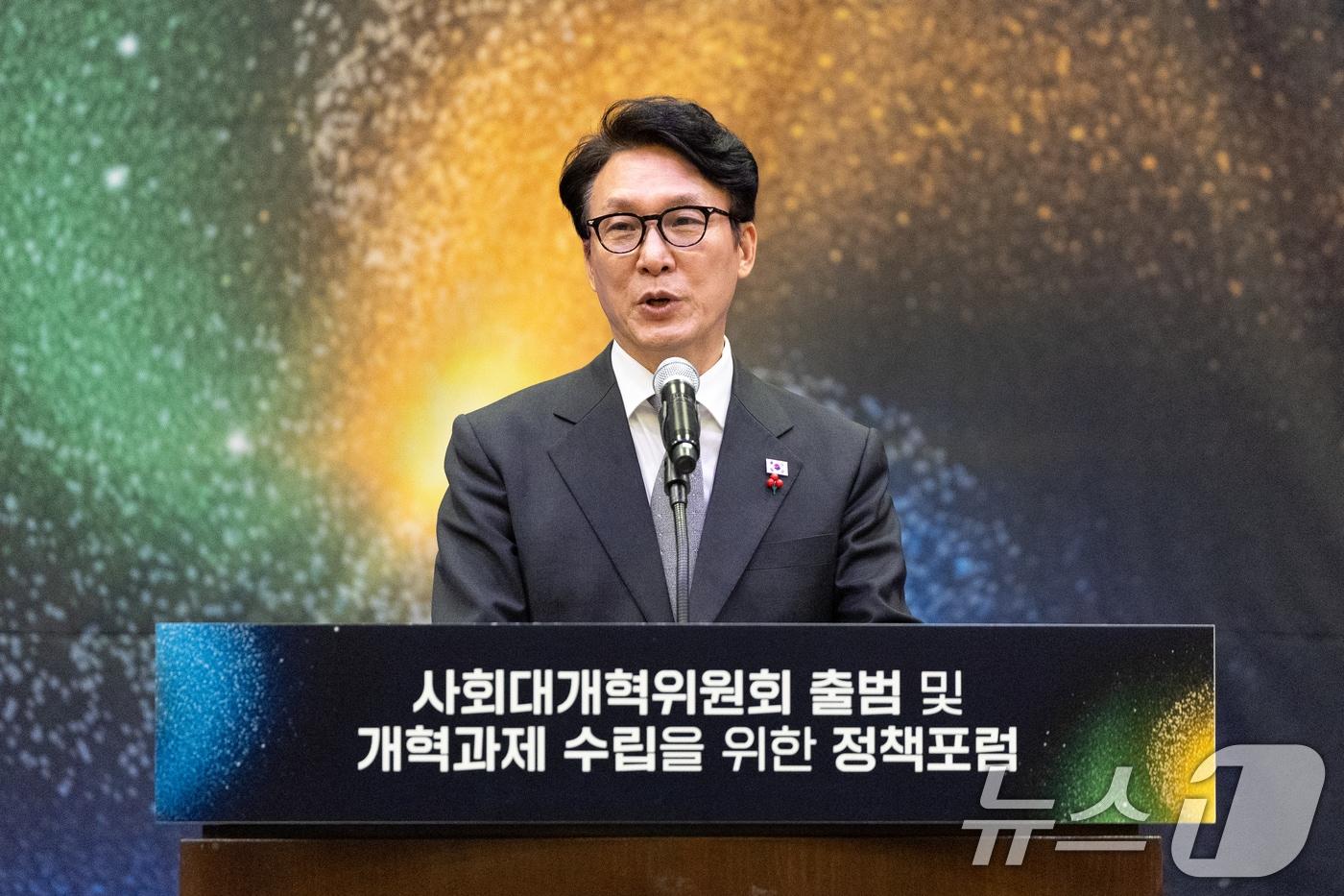 김민석 국무총리가 15일 서울 여의도 국회박물관에서 열린 사회대개혁위원회 출범 및 개혁과제 수립을 위한 정책포럼에서 축사하고 있다. 2025.12.15/뉴스1 ⓒ News1 이승배 기자