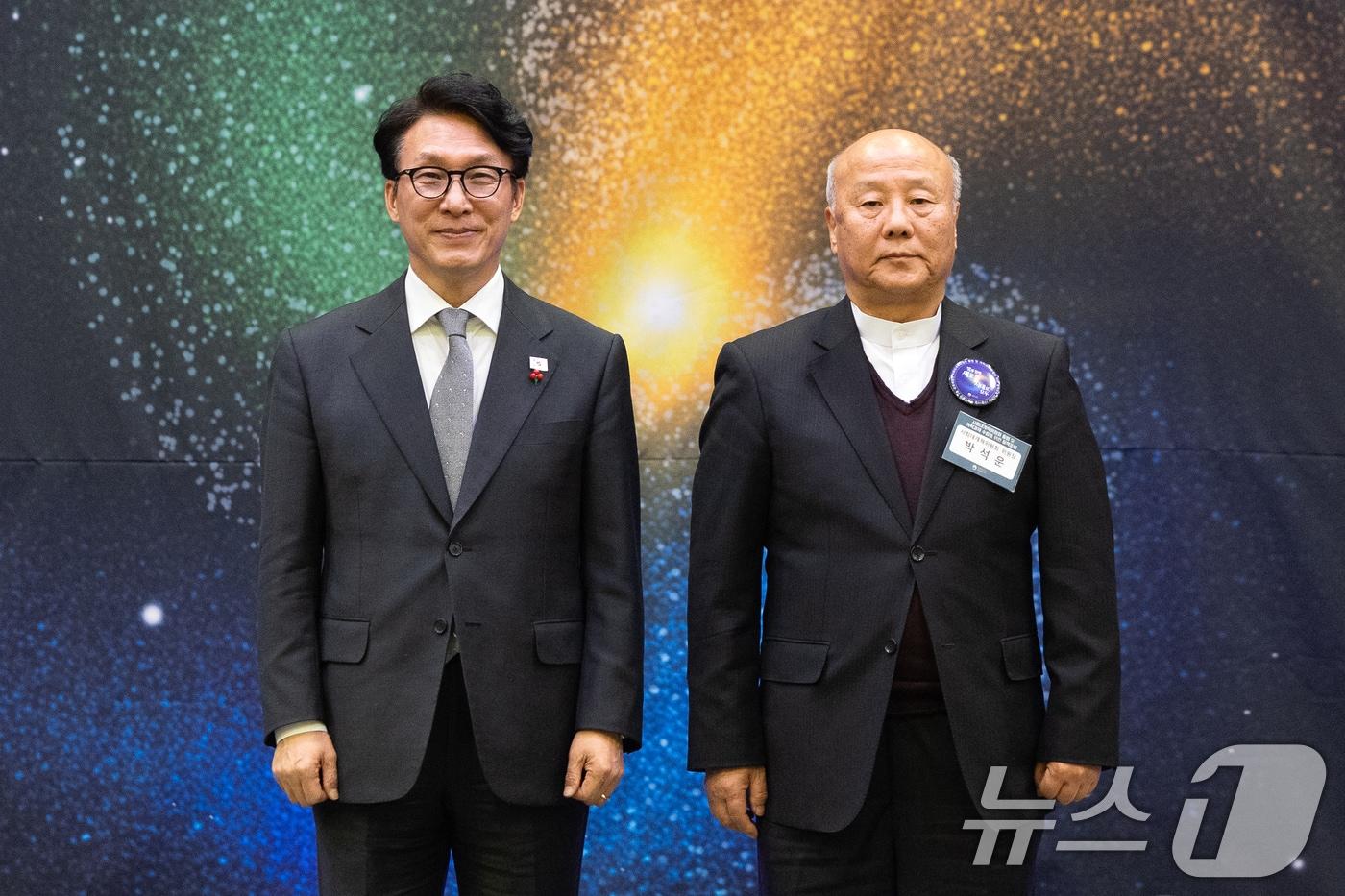 본문 이미지 - 김민석 국무총리와 박석운 위원장. 2025.12.15 ⓒ 뉴스1 이승배 기자