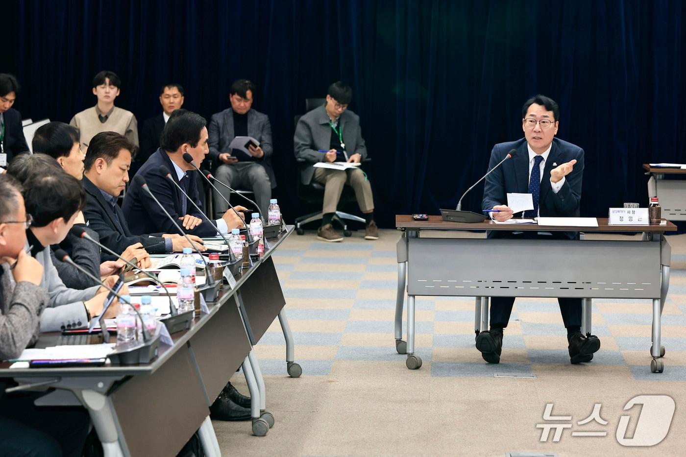 정명근 시장이 재생엔지 공급 기반 확대 및 데이터센터 전력 수급 안정성 확보 방안에 대하여 전문가들과 종합 토론을 하고 있다.(화성시 제공)