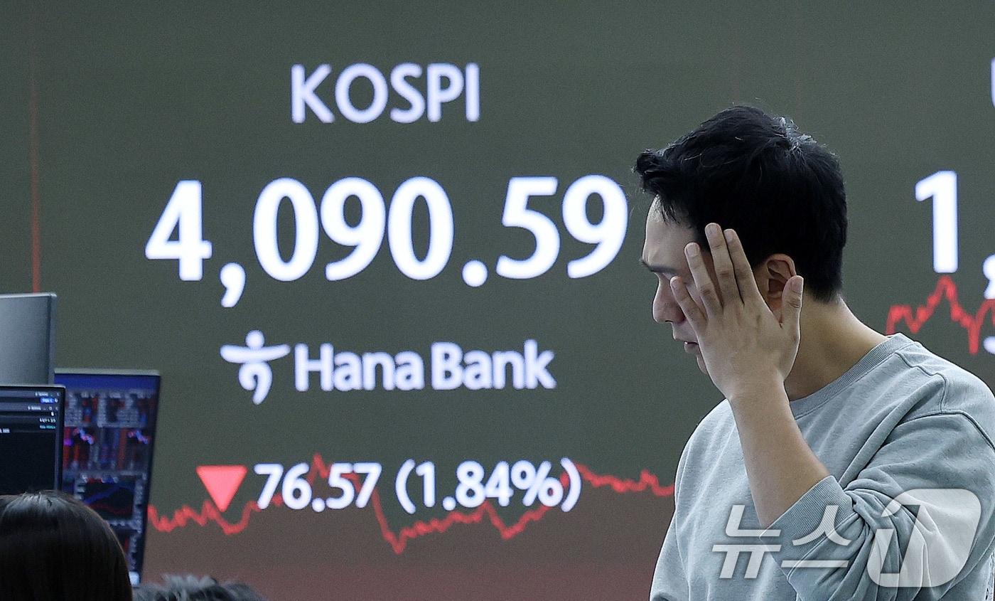 15일 오후 서울 중구 하나은행 딜링룸 전광판에 코스피 지수가 전거래일 대비 76.57포인트(p)(1.84%) 하락한 4090.59를 나타내고 있다. 이날 코스닥은 전거래일 대비 1.49포인트(p)(0.16%) 상승한 938.83로 마감했다. 2025.12.15/뉴스1 ⓒ News1 박지혜 기자