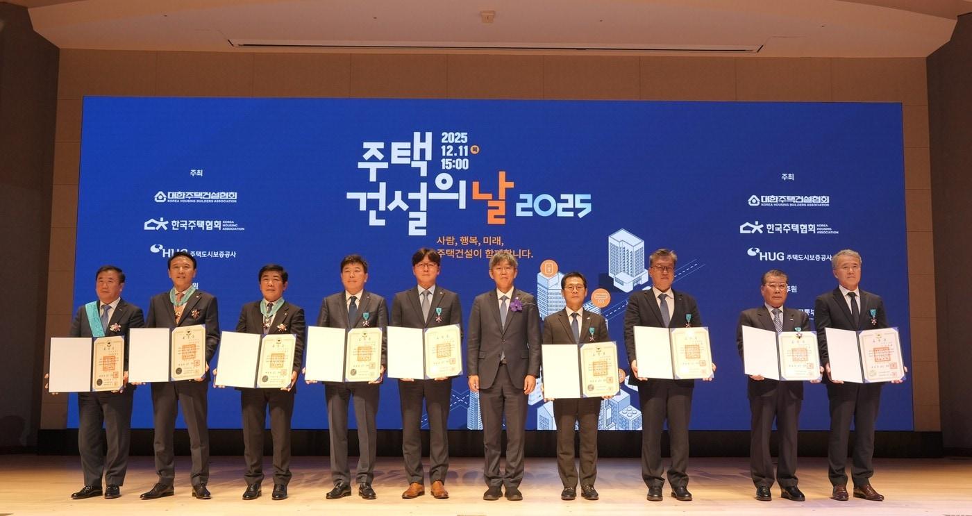 윤진오 동부건설 대표이사(좌측 두번째)가 주택건설의 날 기념식에서 '은탑산업훈장'을  받았다.(동부건설 제공)/ 뉴스1 ⓒ News1