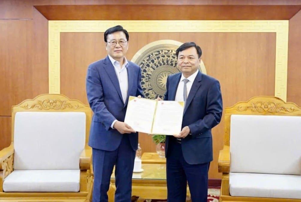 본문 이미지 - 이달 9일 베트남 하노이 농업·환경부 청사에서 이뤄진 에스텍시스템의 현지 기부금 전달식. 이충연 에스텍시스템 경영지원실장(왼쪽), 응우옌 호앙 히엡 농업환경부 차관.(에스텍시스템 제공)