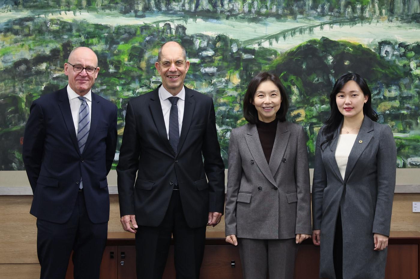 독일 콘라드 아데나워재단과 단체사진 촬영 중인 최호정 서울시의장과 이효원 의원(서울시의회 제공)