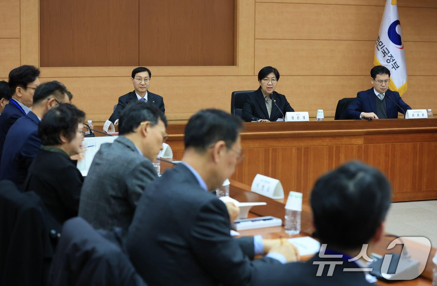 정은경 보건복지부 장관이 15일 서울 종로구 정부서울청사 별관 국제회의실에서 열린 제7차 국민연금기금운용위원회 회의에서 발언을 하고 있다. 2025.12.15/뉴스1 ⓒ News1 임세영 기자