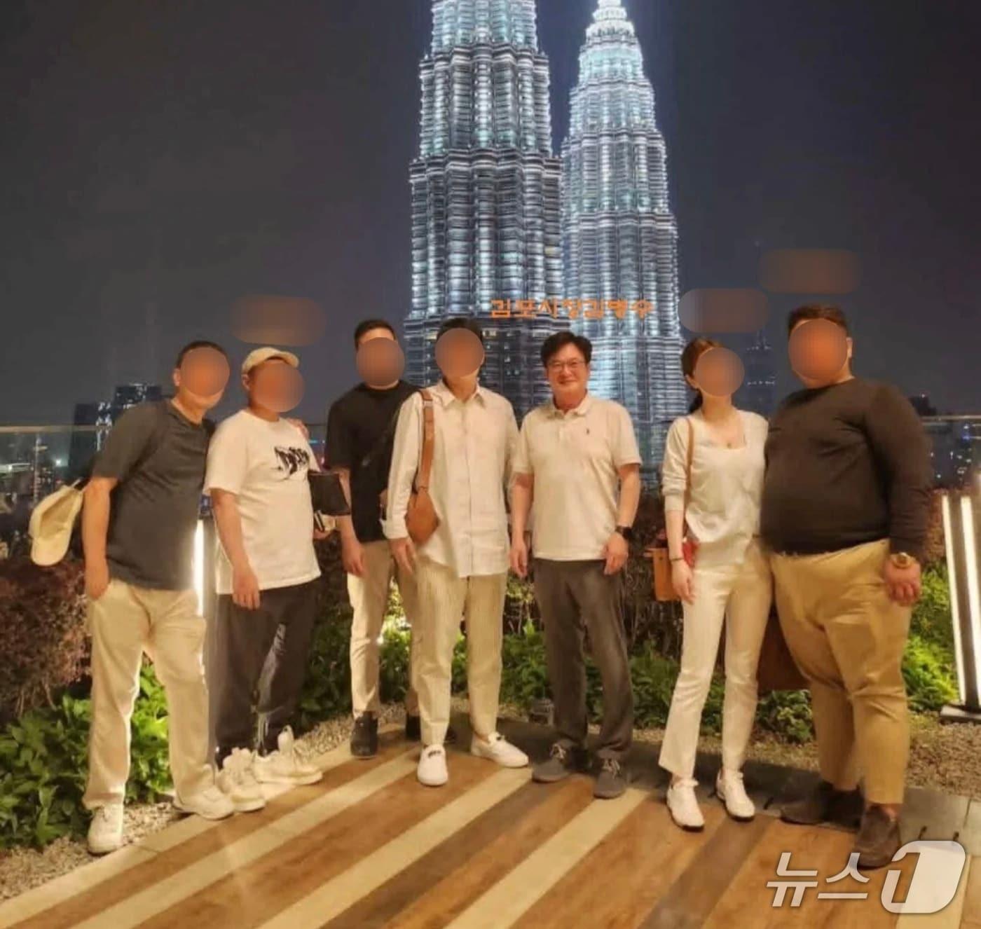 본문 이미지 - 김병수 김포시장이 불법 조직과 연루됐다는 의혹이 담긴 사진(SNS 갈무리)