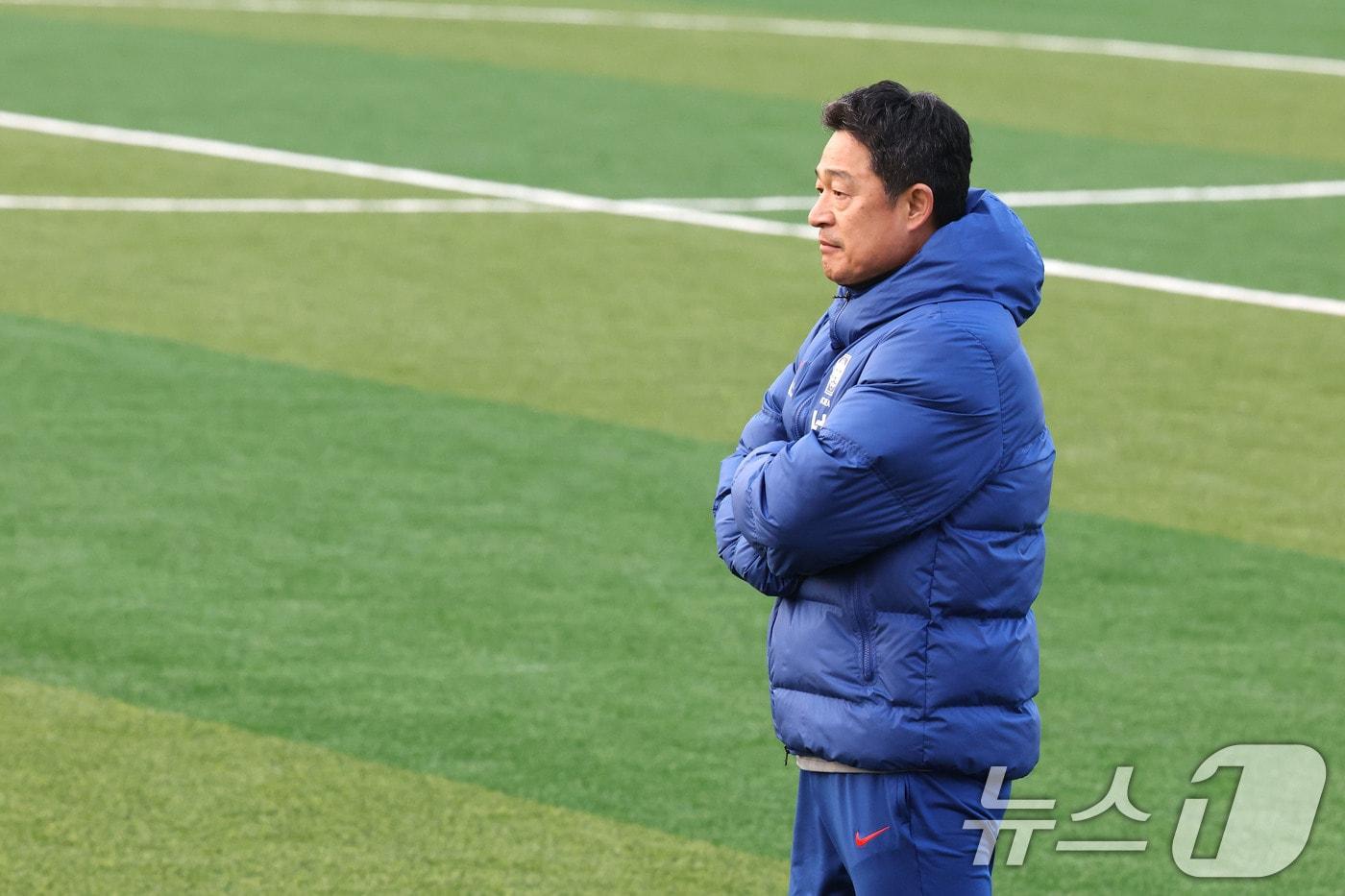 이민성 U-22 축구 국가대표팀 감독이 15일 오후 충남 천안 대한민국 축구종합센터에서 선수들의 훈련 모습을 지켜보고 있다. 이번 훈련은 내년 1월 사우디아라비아에서 열리는 AFC U-23 아시안컵을 앞두고 실시하는 마지막 국내 소집 훈련이다. 2025.12.15/뉴스1 ⓒ News1 이광호 기자