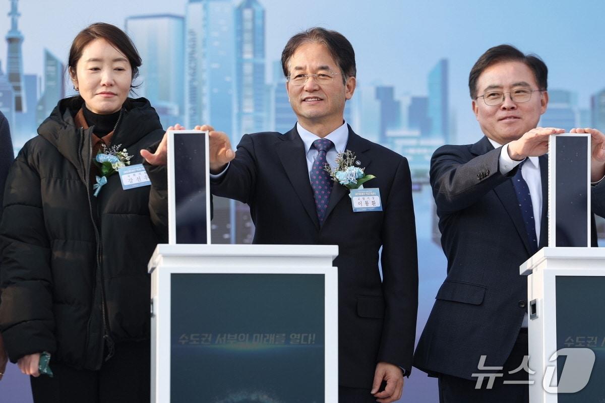 본문 이미지 - 15일 부천시 오정대공원 축구장에서 열린 '대장~홍대 광역철도' 착공식에서 이동환 고양시장(가운데)이 발파 퍼포먼스에 참여하고 있다. (고양시 제공, 재판매 및 DB금지)