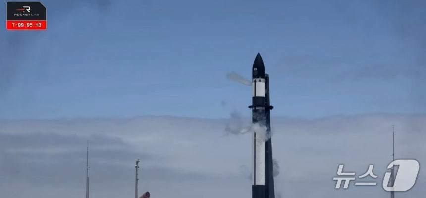 본문 이미지 - 11일(한국시간) 한반도 군집 관측용 위성 '네온샛'의 검증위성을 실은 미국 로켓랩 사의 일렉트론 로켓이 뉴질랜드 마히아 발사장에서 발사를 앞두고 있다.(우주항공청 유튜브 생중계 갈무리)/뉴스1