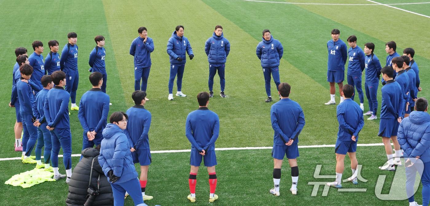 이민성 U-22 축구 국가대표팀 감독이 15일 오후 충남 천안 대한민국 축구종합센터에서 선수들에게 훈련지시를 하고 있다. 이번 훈련은 내년 1월 사우디아라비아에서 열리는 AFC U-23 아시안컵을 앞두고 실시하는 마지막 국내 소집 훈련이다. 2025.12.15/뉴스1 ⓒ News1 이광호 기자