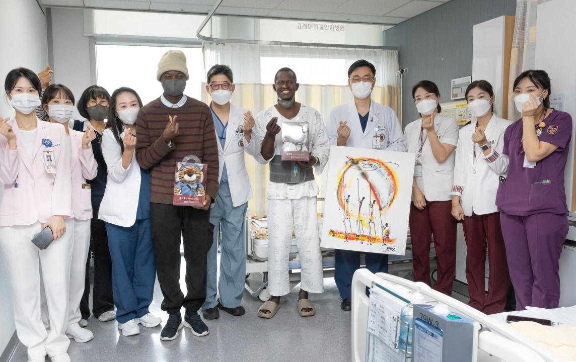 본문 이미지 - 성공적인 수술을 기념하는 축하식에서 장 피에르 부자와 안암병원 의료진이 단체 사진을 촬영하고 있다. 왼쪽 다섯 번째부터 아들 에릭, 한승범 안암병원장, 아버지 장 피에르, 집도의 정철웅 교수.(고려대의료원 제공)