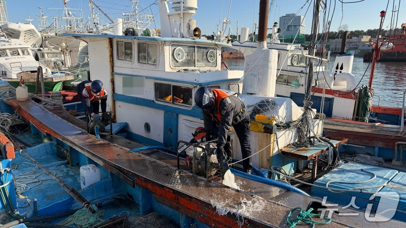 15일 오전 8시54분쯤 경북 포항시 북구 동빈내항에 정박해 있던 7.9톤 A호가 침수되고 있다는 신고를 받은 해경이 배수펌프로 물을 퍼내고 있다. (포항해양경찰서 제공, 재판매 및 DB금지) 2025.12.15/뉴스1 