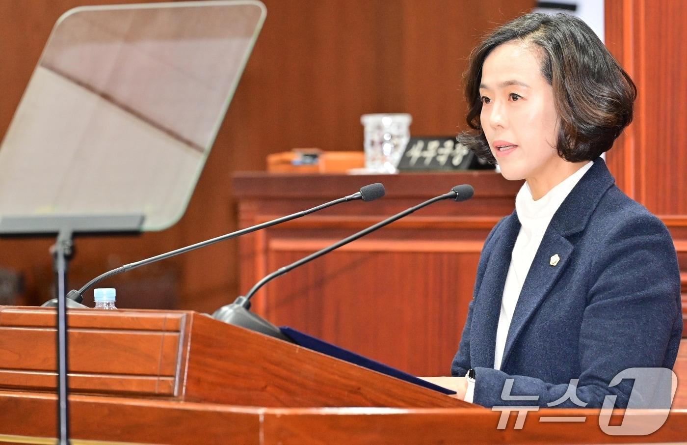 박근혜 김천시의원이 15일 열린 정례회 본회의에서 시정질문을 하고 있다.(김천시의회 제공)/뉴스1 ⓒ News1 정우용 기자