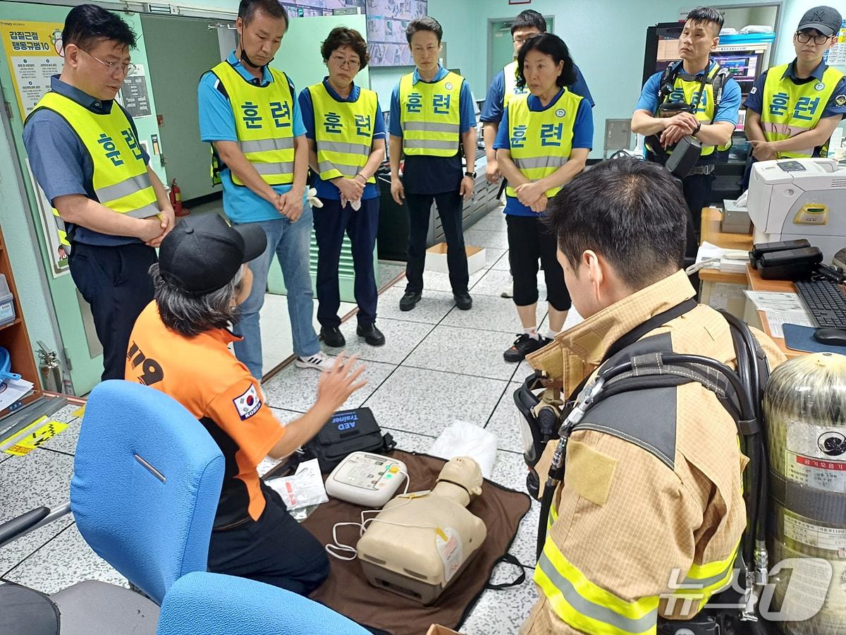 본문 이미지 - 대구교통공사는 16일 도시철도 승객의 안전을 강화하기 위해 올해 총 593명을 대상으로 CPR(CardioPulmonary Resuscitation, 심폐소생술) 교육을 실시했다고 밝혔다. 사진은 교육 모습. (대구교통공사 제공. 재판매 및 DB 금지)/뉴스1