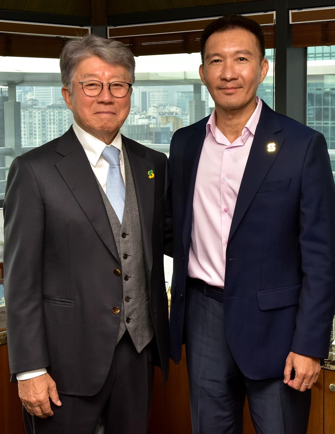 본문 이미지 - (왼쪽부터)오광현 청오DPK 회장과 조셉 슈 써브웨이 아시아태평양 지역 사장이 기념 촬영을 하고 있다.(청오DPK 제공)