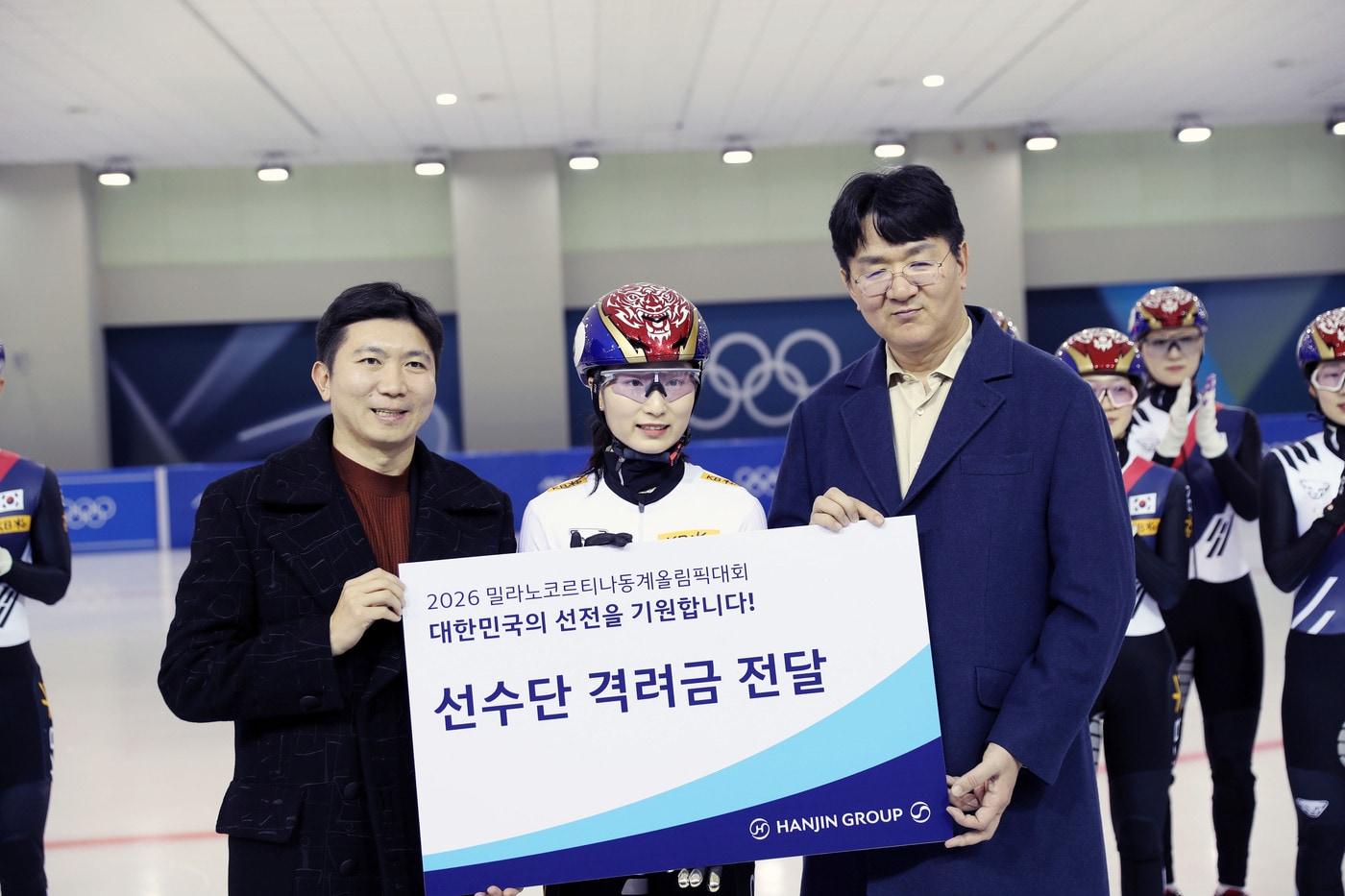 격려금 전달식에서 사진 촬영 중인 유승민 대한체육회장, 최민정 쇼트트랙 국가대표, 조원태 한진그룹 회장. &#40;왼쪽부터&#41; &#40;대한체육회 제공&#41;