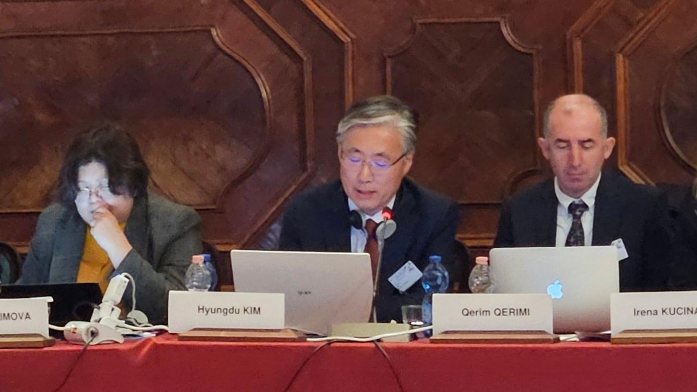 헌재는 15일 김형두 헌법재판관이 베니스위원회 차별금지소위원회(Sub-Commission on Non-discrimination) 부의장으로 선출됐다고 밝혔다.