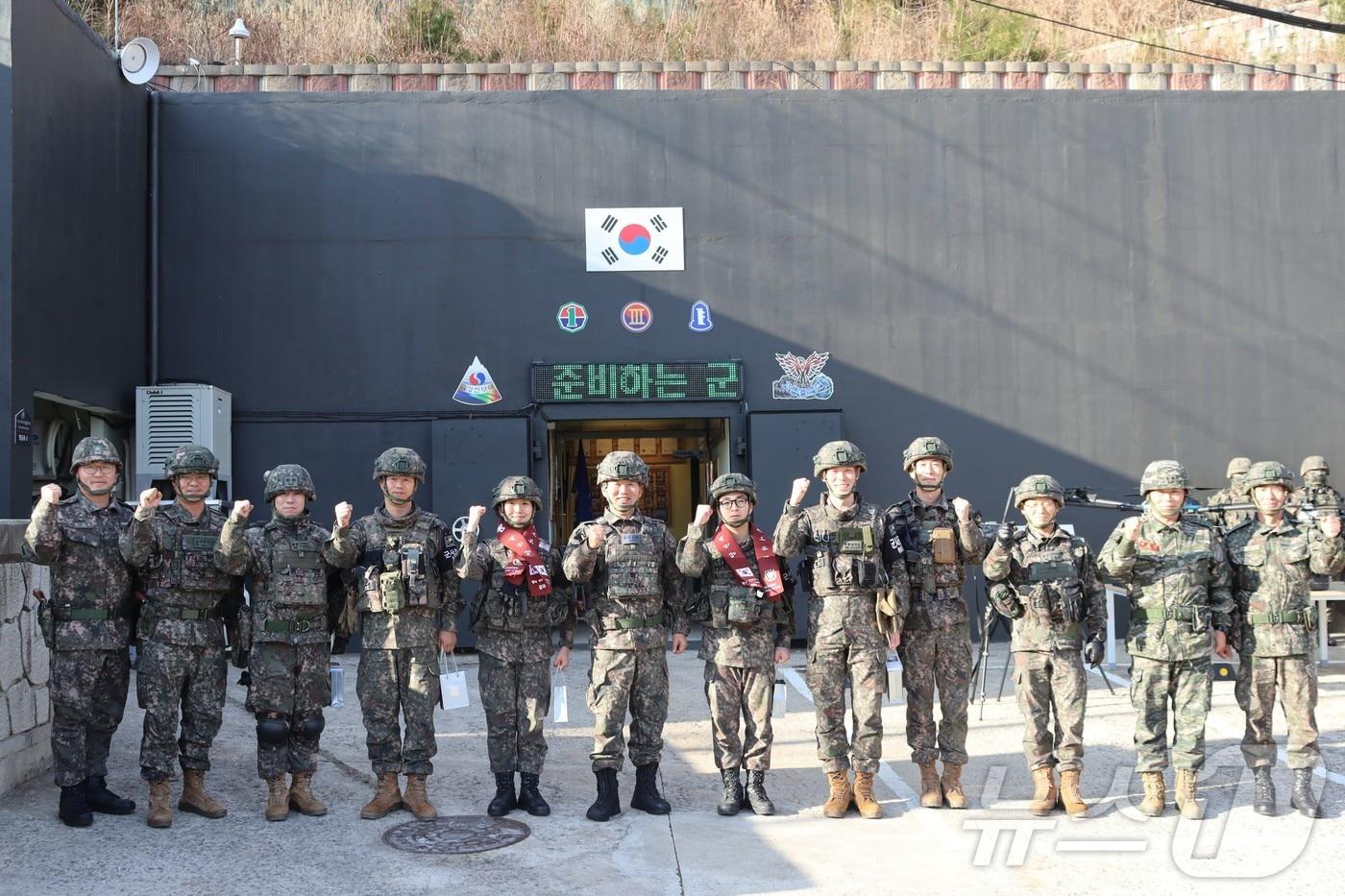 육해공 전방부대 대비태세 점검에 나선 진영승 합참의장이 15일 육군22사 GOP대대를 방문해 임무수행에 매진하고 있는 장병들과 기념 촬영을 하고 있다. (합동참모본부 제공. 재판매 및 DB 금지) 2025.12.15/뉴스1