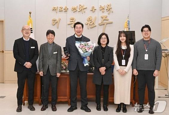 본문 이미지 - 강원 원주시가 최근 서울 이룸컨벤션에서 열린 '2025년 건강보험 사회공헌 하늘반창고 시상식'에서 사회공헌 협조 우수기관으로 선정된 가운데, 시 관계자들이 원강수 원주시장 집무실에서 이를 기념하는 사진을 촬영하고 다(원주시 제공. 재판매 및 DB금지) 2025.12.15/뉴스1