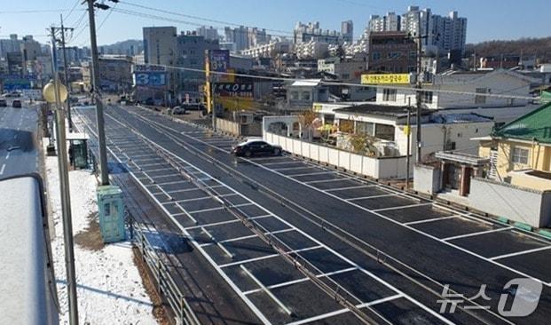 본문 이미지 - 강원 원주시가 최근 단계동 복개 공영주차장 정비를 완료했다. (원주시 제공. 재판매 및 DB금지) 2025.12.15/뉴스1