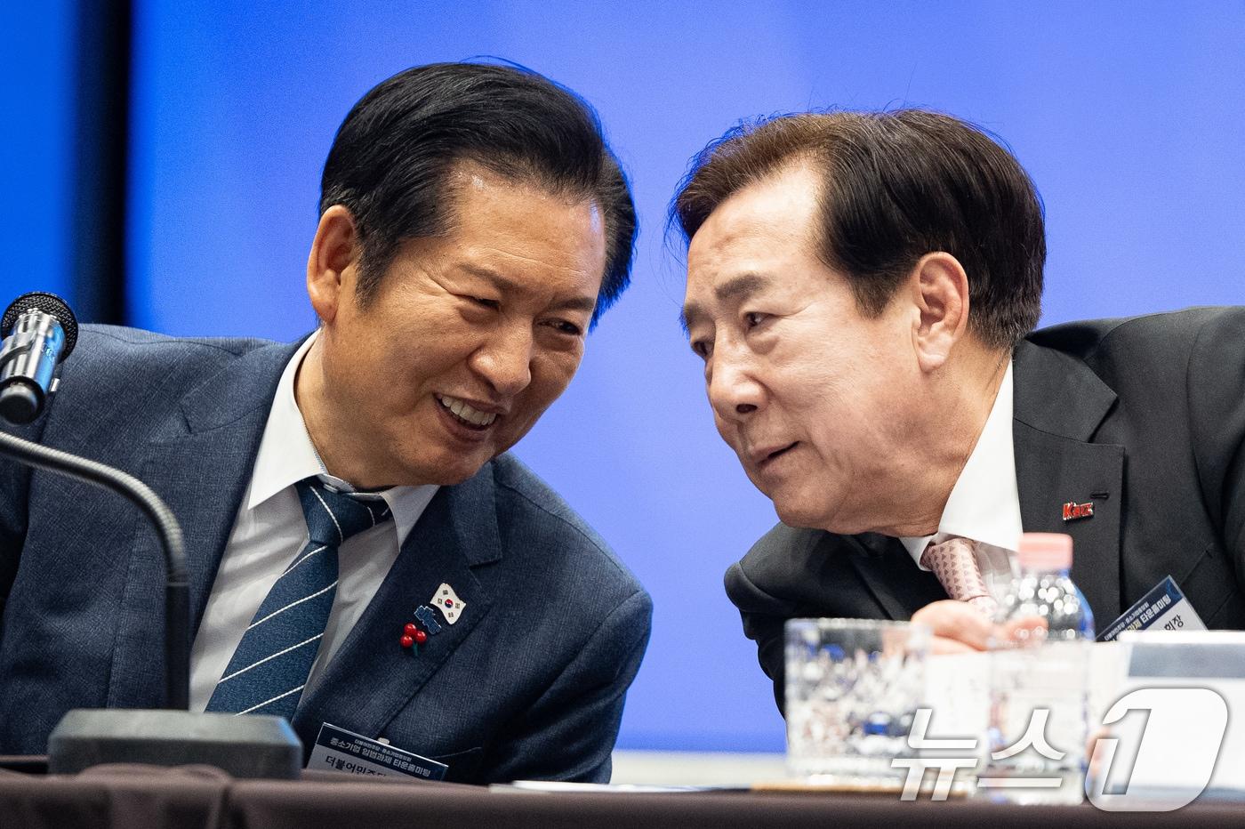 본문 이미지 - 정청래 더불어민주당 대표(왼쪽)와 김기문 중소기업중앙회장. 2025.12.15 ⓒ 뉴스1 유승관 기자