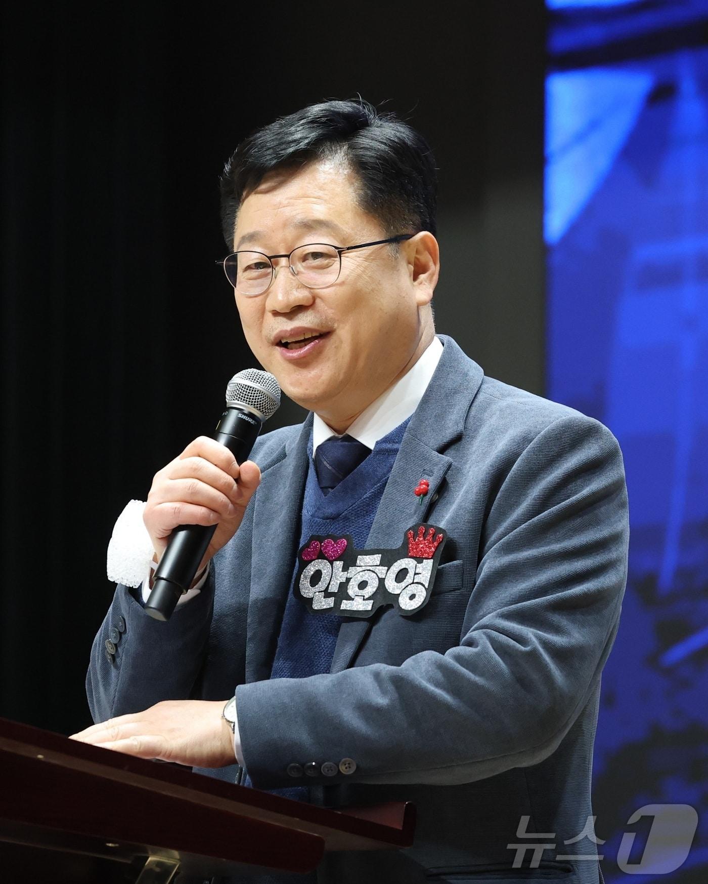 본문 이미지 - 안호영 더불어민주당 국회의원이 15일 전북 전주시 치명자산성지 평화의전당에서 열린 팬클럽 호영호재 발대식에서 인사말을 하고 있다. 2025.12.15/뉴스1 ⓒ News1 유경석 기자