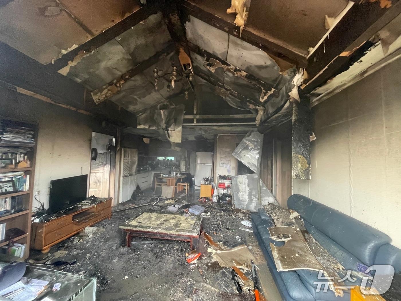 본문 이미지 - 전북 무주군 설천면 주택 화재 현장(전북소방본부 제공. 재판매 및 DB금지)