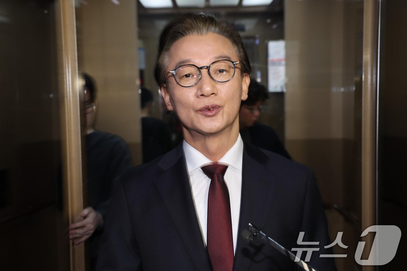 통일교 지원 의혹을 받는 전재수 더불어민주당 의원이 지난 15일 오후 서울 여의도 국회의원회관에서 경찰의 의원실 압수수색과 관련 취재진을 향해 입장을 밝히고 있다. 2025.12.15/뉴스1 ⓒ News1 이승배 기자