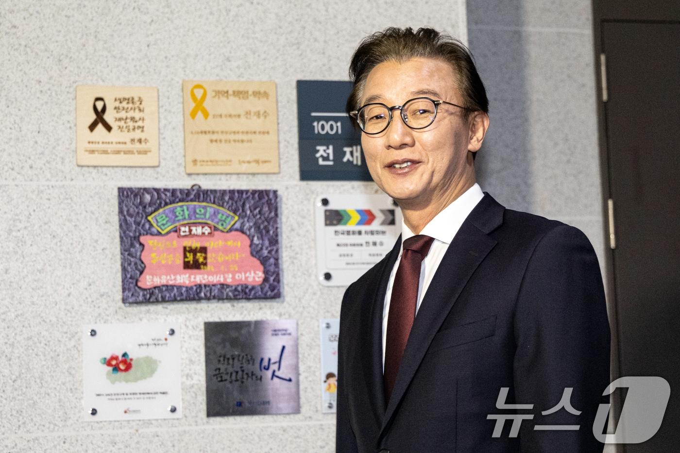 통일교 지원 의혹을 받는 전재수 더불어민주당 의원이 지난 18일 경찰의 압수수색이 종료된 서울 여의도 국회의원회관 의원실에서 나서고 있다. 2025.12.15/뉴스1 ⓒ News1 이승배 기자