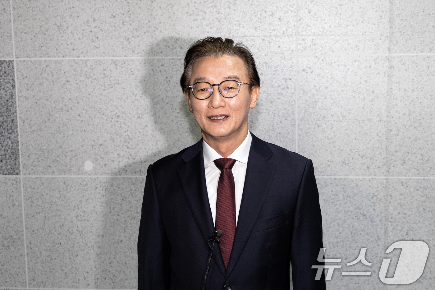 통일교 지원 의혹을 받는 전재수 더불어민주당 의원이 15일 경찰의 압수수색이 종료된 서울 여의도 국회의원회관 의원실에서 나서 취재진에게 입장을 밝히고 있다. 2025.12.15/뉴스1 ⓒ News1 이승배 기자