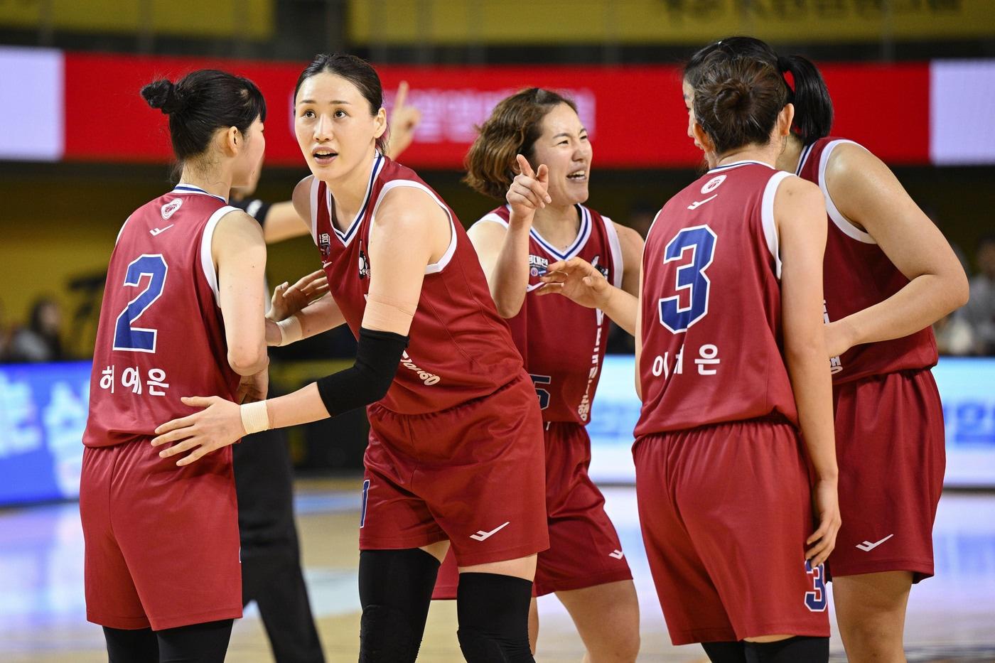 청주 KB스타즈 선수들이 15일 용인 삼성생명과 경기에서 하이파이브하고 있다.(WKLB 제공)