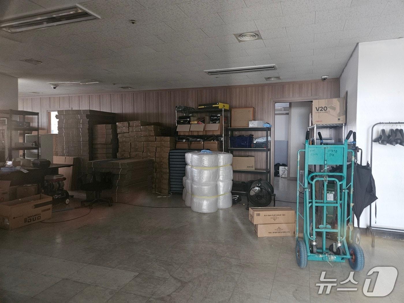 본문 이미지 - 조립PC 업체 '컴마왕'이 하루아침 영업을 중단한 가운데 서울 용산구 컴마왕 본사 내부에 물품이 남아있다. 2025.11.19/뉴스1 ⓒ News1 유채연 기자