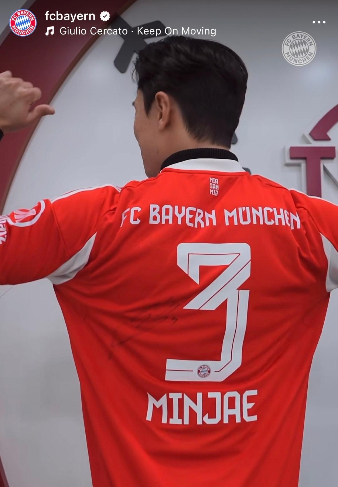 본문 이미지 - 뮌헨 김민재의 유니폼을 입은 LG 트윈스 신민재.(뮌헨 SNS 캡처)