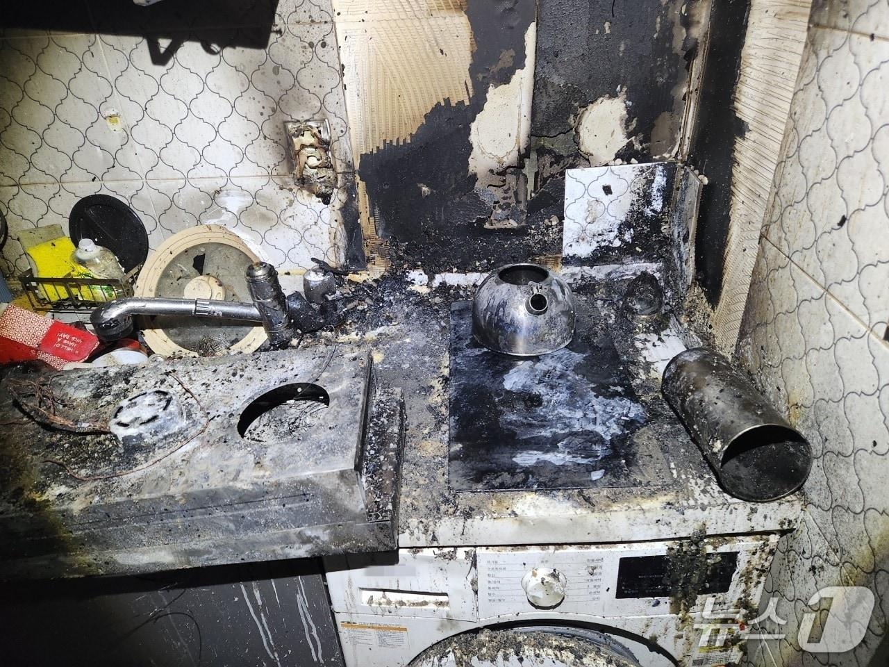 본문 이미지 - 16일 밤 0시33분께 대전 동구 용전동의 한 다가구주택 3층에서 불이 나 21분 만에 꺼졌다.(대전소방본부 제공) /뉴스1