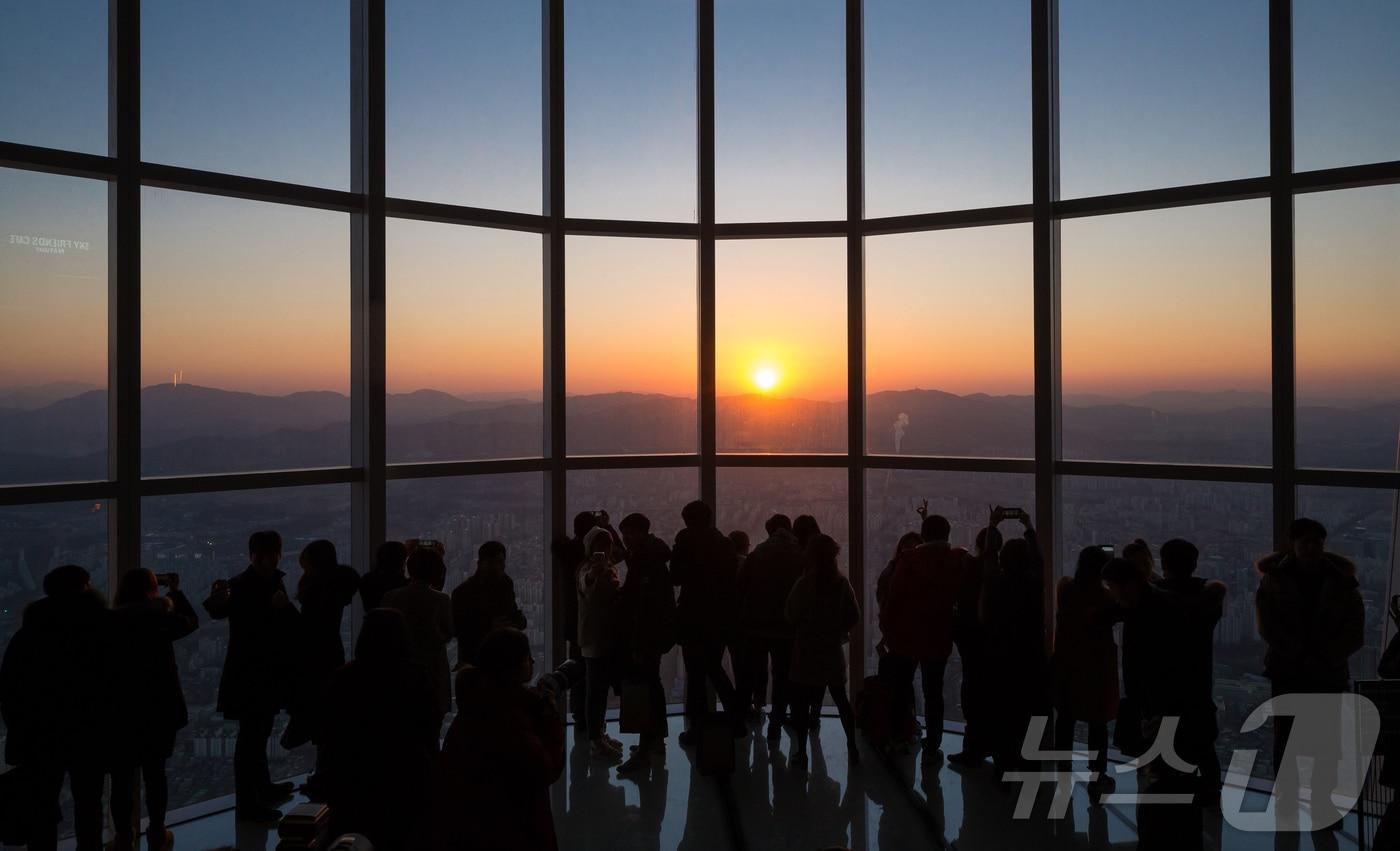 서울스카이 해돋이 행사(롯데월드 제공)