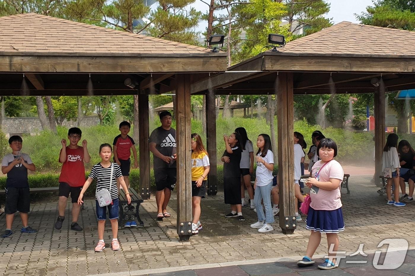 충북 진천군이 폭염 대응을 위해 설치한 쿨링포크 시설에서 어린이들이 더위를 식히고 있다.(진천군 제공, 재판매 및 DB금지)/뉴스1