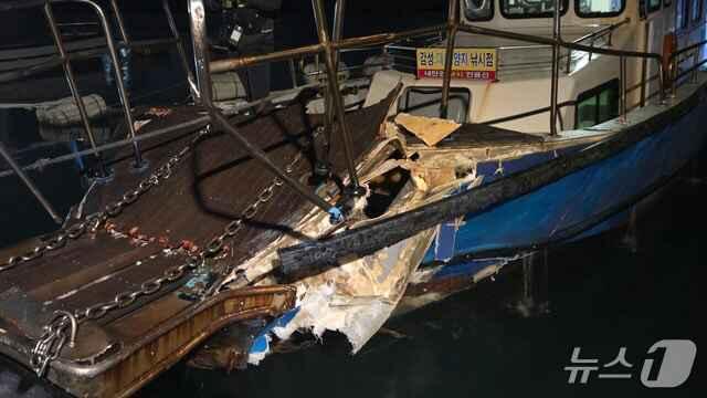 본문 이미지 - 16일 갯바위와 충돌해 파손된 어선.(부산해경 제공. 재판매 및 DB 금지)
