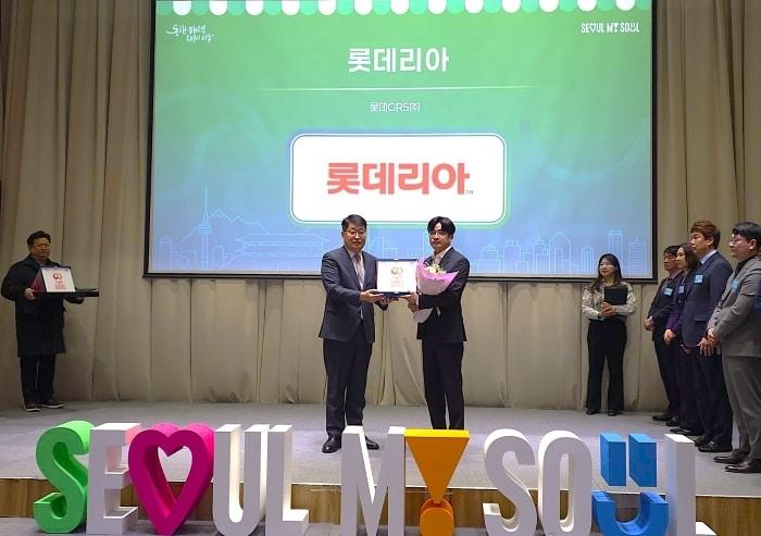 본문 이미지 - 15일 서울시 신청사 대회의실에서 열린 서울형 상생 프랜차이즈 시상식에서 이장근 롯데GRS 경영전략부문 부문장(오른쪽)이 김태균 서울시 행정1 부시장과 기념 촬영하고 있다.(롯데GRS 제공)