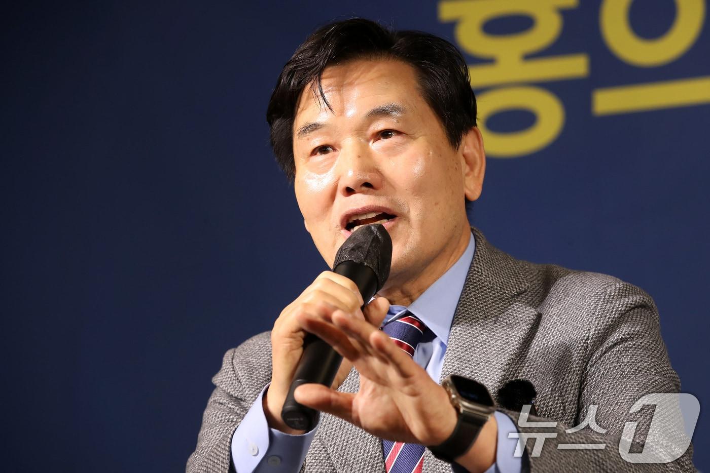 홍의락 전 더불어민주당 의원이 16일 오전 대구 남구 이천동 대구아트파크에서 열린 아시아포럼21 정책토론회에 참석해 대구경북 언론인 질문에 답하고 있다. 2025.12.16/뉴스1 ⓒ News1 공정식 기자