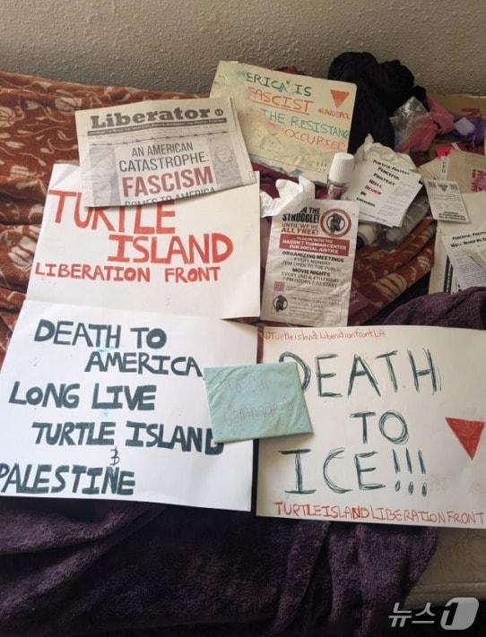 본문 이미지 - 미국에서 폭탄 테러를 모의한 혐의로 체포된 극좌 성향 단체 '터틀 아일랜드 해방 전선' 소속 오드리 일린 캐럴의 자택에서 발견된 포스터. (사진=미국 캘리포니아 중부 연방지방법원 소장 갈무리)