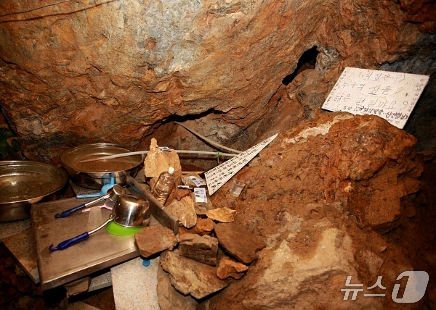 충북 괴산에서 10년 넘게 돌굴을 파 화제가 됐던 고 신도식 씨가 파 놓은 동굴의 약수터.(괴산군 제공, 재판매 및 DB금지)/뉴스1