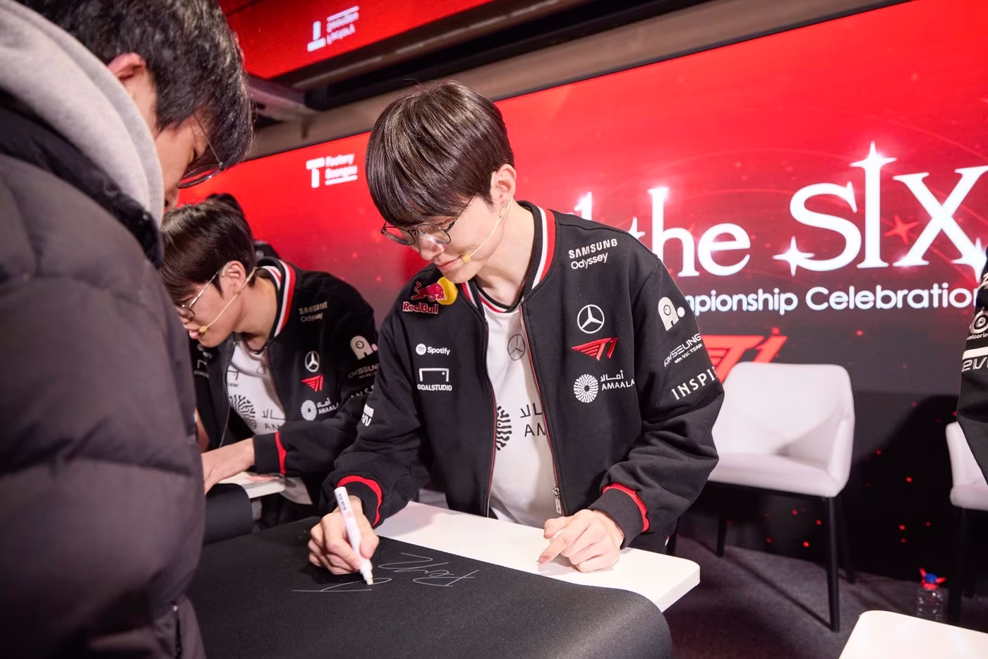 15일 T팩토리 성수에서 T1 선수들이 '2025 리그 오브 레전드 월드 챔피언십' 우승을 기념해 팬미팅 행사를 진행하고 있다. (SKT 제공)