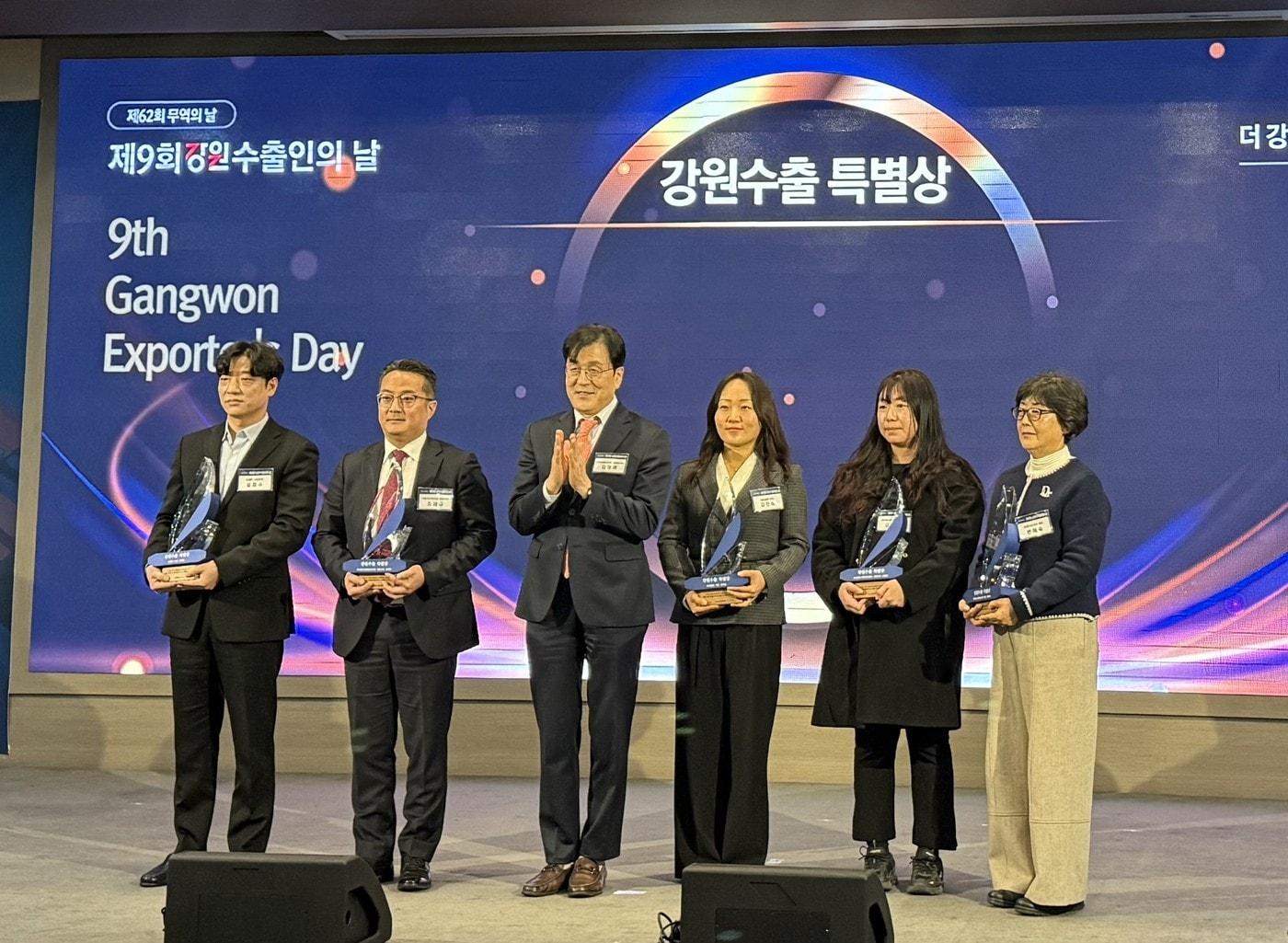 본문 이미지 - 휴젤이 '제 9회 강원 수출인의 날'에서 수출부문 특별상을 수상했다. (휴젤 제공)