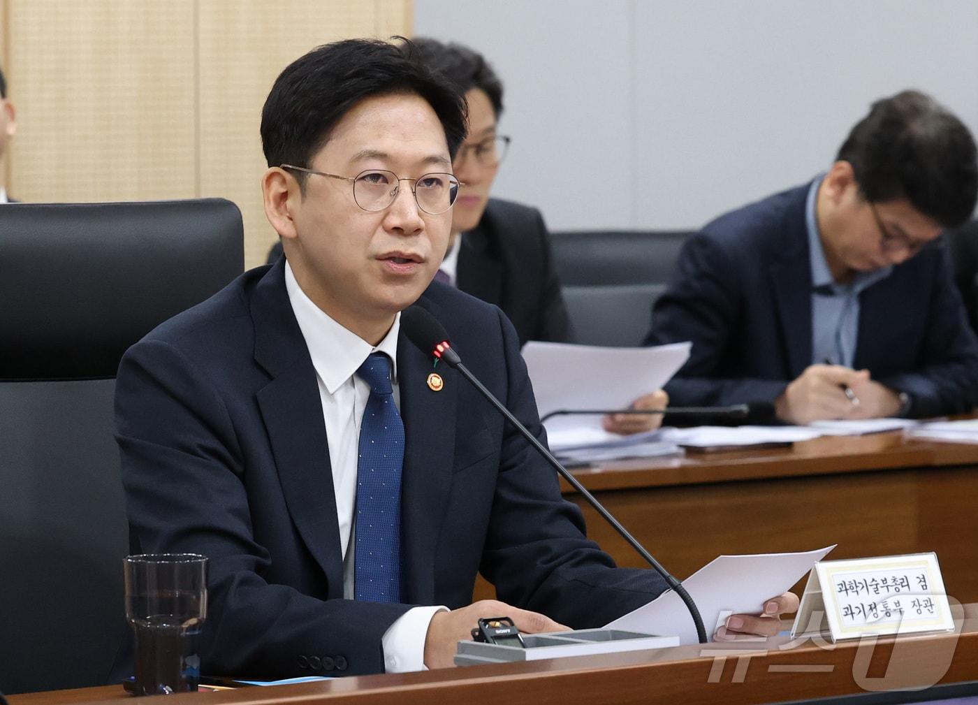 본문 이미지 - 배경훈 부총리 겸 과기정통부 장관이 16일 오전 세종시 정부세종청사에서 열린 산업경쟁력강화 관계장관회의 겸 성장전략 TF에 참석하여 발언하고있다. 2025.12.16/뉴스1 ⓒ News1 김기남 기자