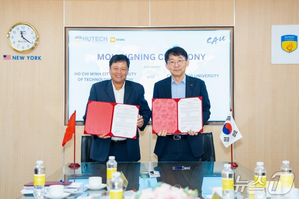 본문 이미지 - 박상규 중앙 총장(오른쪽)과 키엔 쑤안 훙(Kien Xuan Hung) 이사장이 기념촬영을 하고 있다.(중앙대 제공)