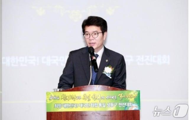 본문 이미지 - 정원오  서울성동구청장이 2017년 6월 27일 성동구 청소년수련관에서 진행된 '대국민 화합통일 전진대회'에서 축사하고 있는 모습. 이 행사는 통일교 본부교구가 주관한 것으로 알려졌다. (SNS 갈무리) ⓒ 뉴스1