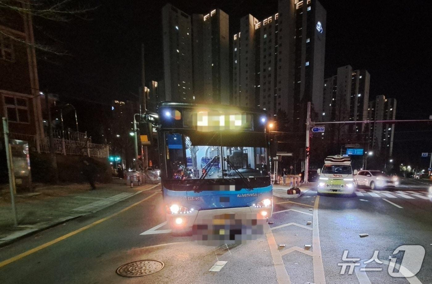 15일 오후 8시14분쯤 경남 창원시 성산구 남양동 남양사거리에서 차도로 진입하던 자전거가 우회전하던 시내버스와 충돌하는 사고가 발생했다. 사진은 사고 현장모습(독자제공. 재판매 및 DB금지)
