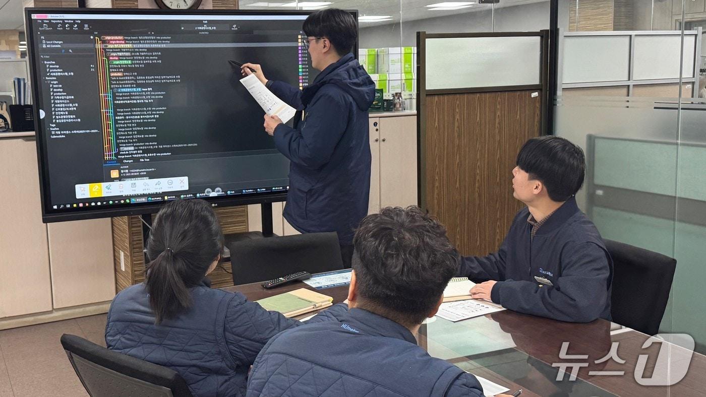 본문 이미지 - 부산교통공사가 데브옵스(DevOps) 환경을 자체 구축한 이후 프로그램 사용자 교육을 진행하는 모습 (부산교통공사 제공. 재판매 및 DB금지)