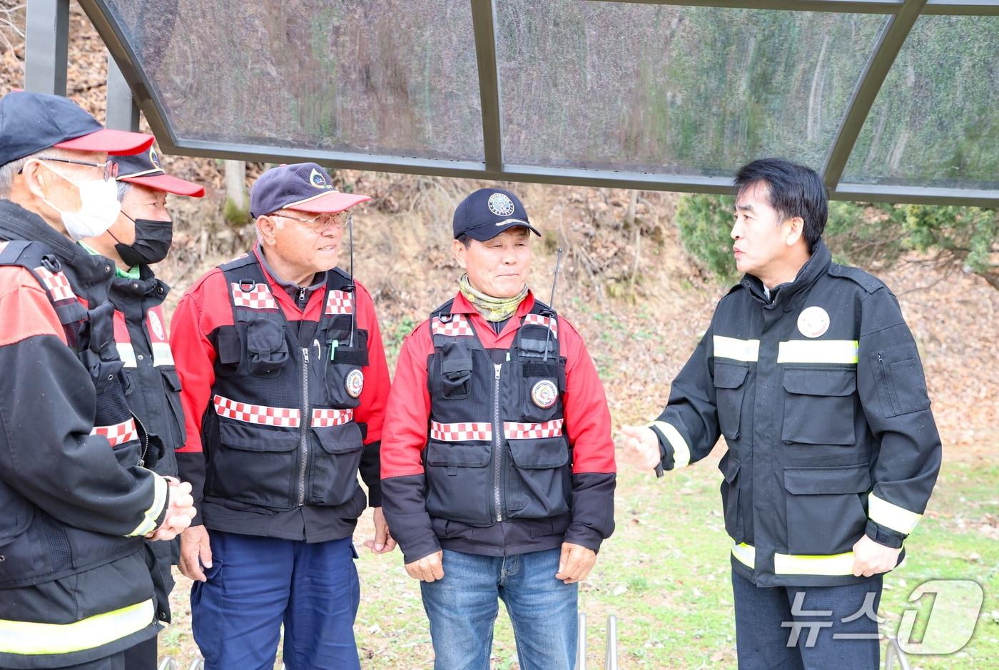 최재형 보은군수가 산불감시원들을 격려하고 있다. (보은군 제공. 재판매 및 DB금지) /뉴스1