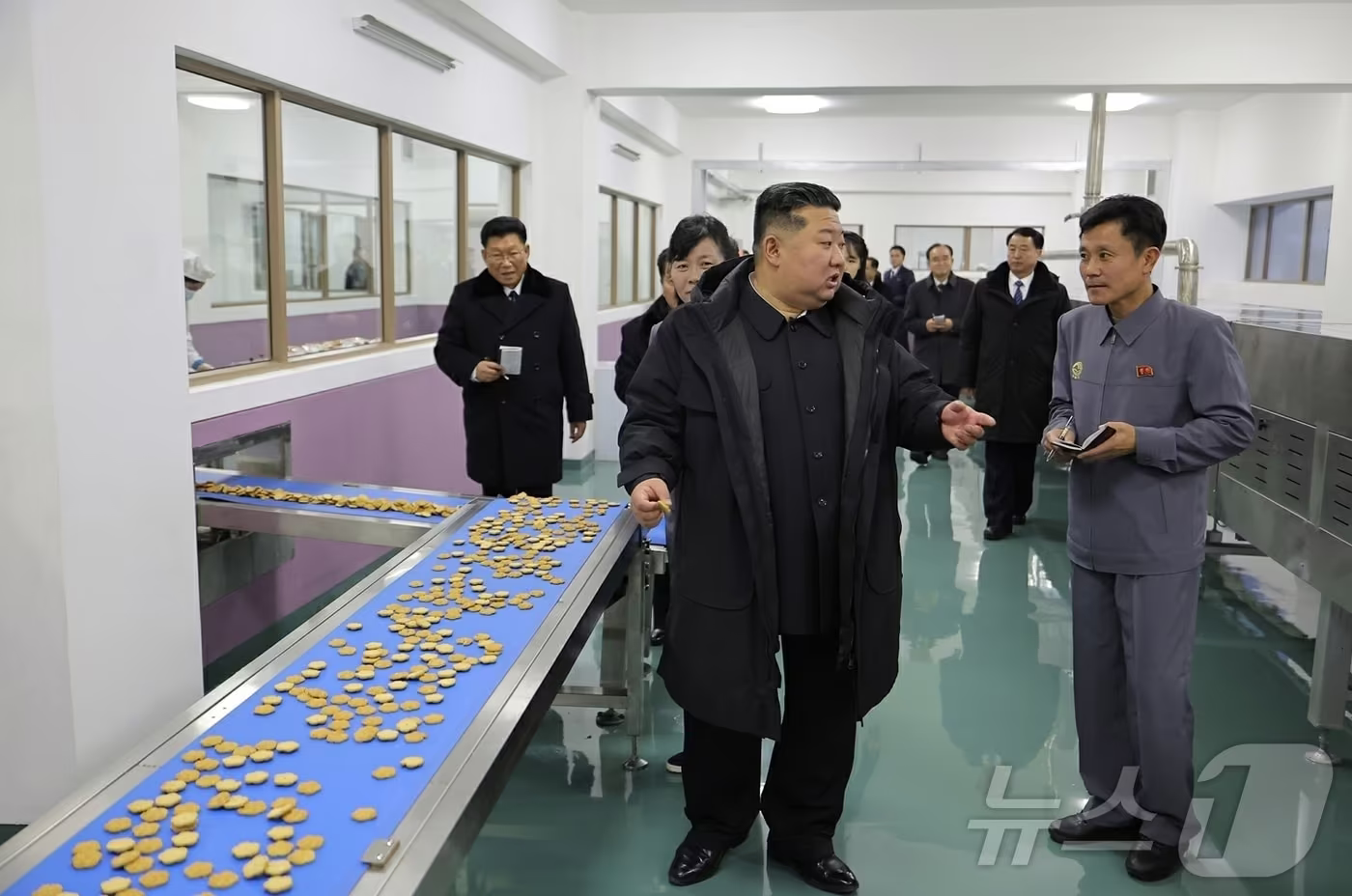 (평양 노동신문=뉴스1) = 북한 노동당 기관지 노동신문은 지난 15일 김정은 당 총비서가 강동군 지방공업공장 및 종합봉사소 준공식에 참석했다고 16일 보도했다. [국내에서만 사용가능. 재배포 금지. DB 금지. For Use Only in the Republic of Korea. Redistribution Prohibited] rodongphoto@news1.kr