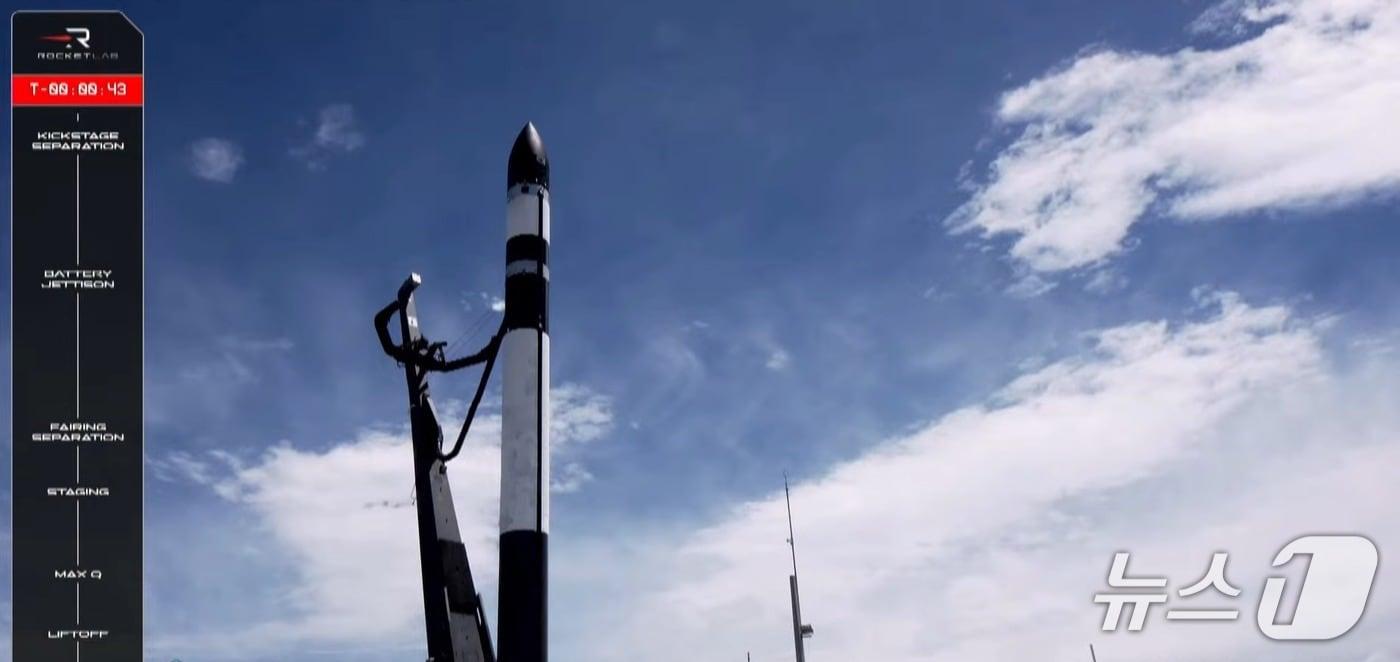 16일 오전(한국시간) 한반도 군집 관측용 위성 '네온샛'의 검증위성을 실은 미국 로켓랩 사의 일렉트론 로켓이 뉴질랜드 마히아 발사장에서 발사를 앞두고 있다.(우주항공청 유튜브 생중계 갈무리)/뉴스1